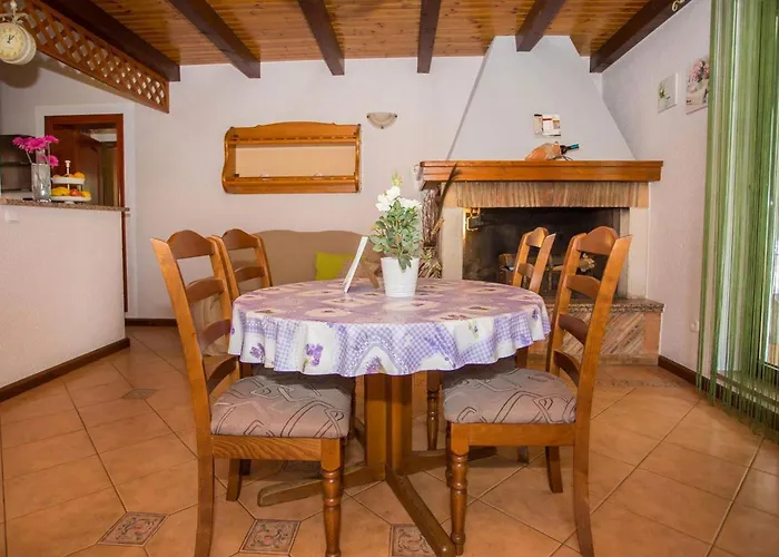 House Ruben Nyaraló *