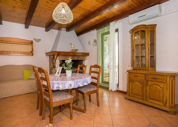 House Ruben Nyaraló